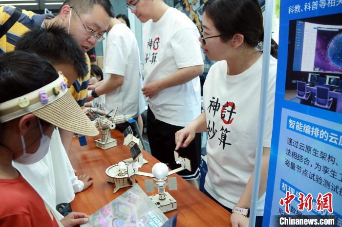 中科院計算所“神計妙算”公眾科學(xué)日活動現(xiàn)場?！≈锌圃河嬎闼?供圖