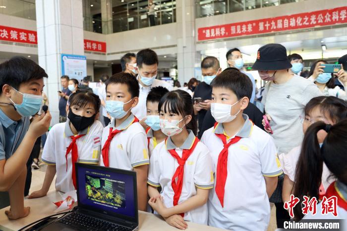 中科院自動化所“自動化之光”公眾科學(xué)日活動現(xiàn)場?！≈锌圃鹤詣踊?供圖