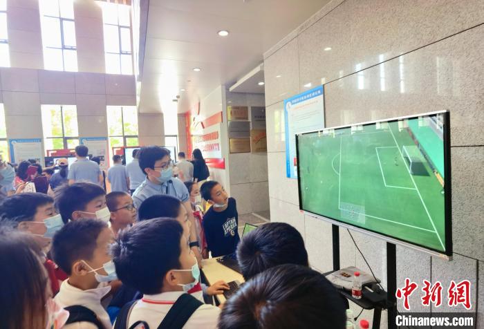 中科院自動化所“自動化之光”公眾科學(xué)日活動現(xiàn)場?！≈锌圃鹤詣踊?供圖