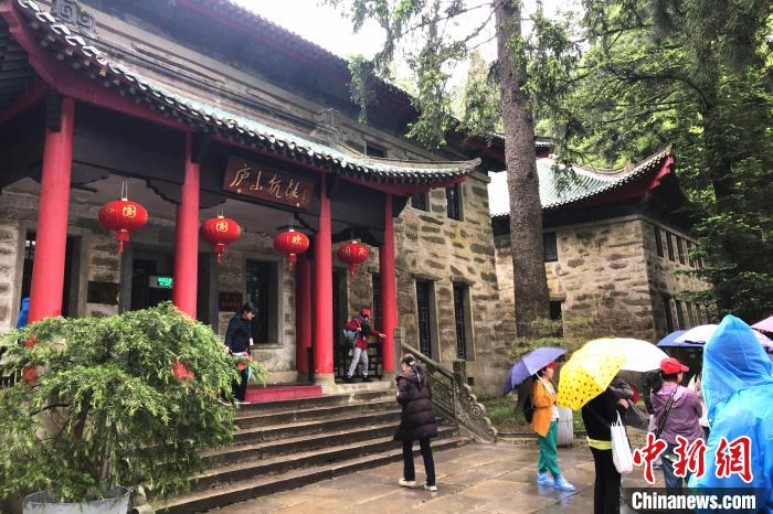 圖為在廬山抗戰(zhàn)博物館外，有不少等待參觀的游客?！蛆i泉 攝