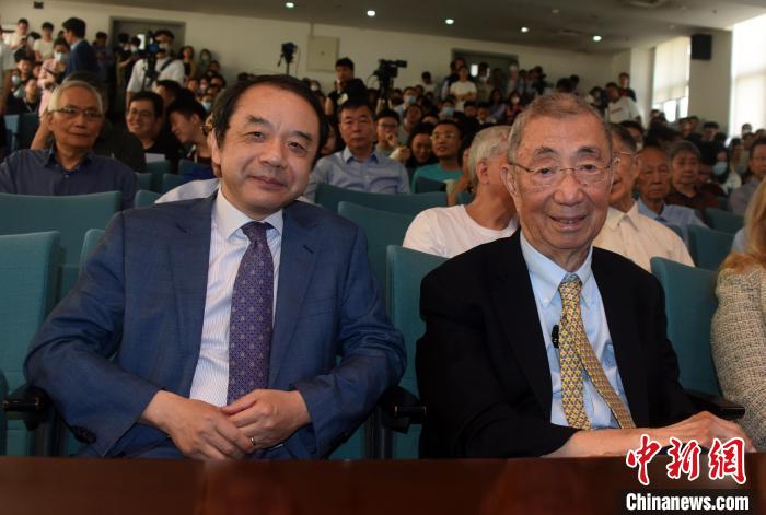 高能論壇開(kāi)始前，丁肇中先生(右)與主持論壇的中科院高能所所長(zhǎng)王貽芳院士合影。　<a target='_blank' href='/'><p  align=