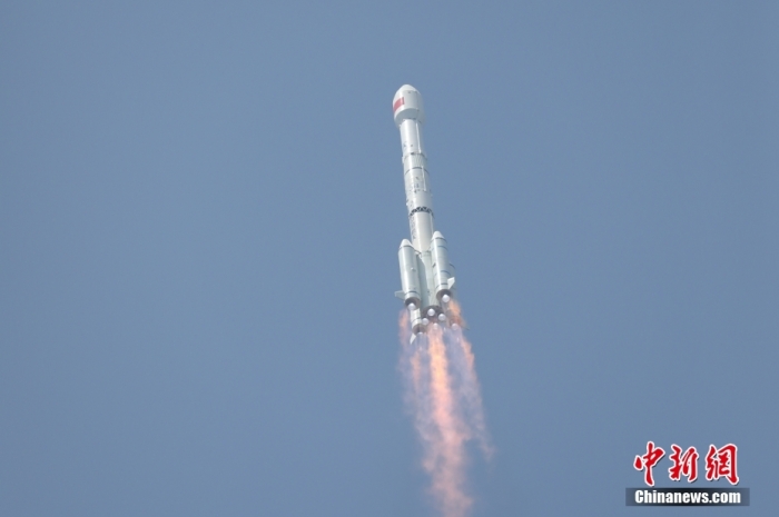 5月17日10時49分，我國在西昌衛(wèi)星發(fā)射中心用長征三號乙運(yùn)載火箭，成功發(fā)射第五十六顆北斗導(dǎo)航衛(wèi)星。該衛(wèi)星屬地球靜止軌道衛(wèi)星，是我國北斗三號工程的首顆備份衛(wèi)星。入軌并完成在軌測試后，將接入北斗衛(wèi)星導(dǎo)航系統(tǒng)。此次發(fā)射是北斗三號工程高密度組網(wǎng)之后，時隔3年的首發(fā)任務(wù)。朱磊 攝