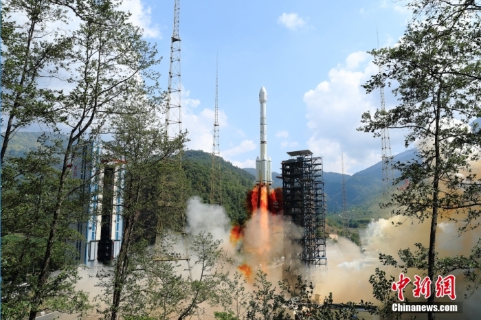 5月17日10時49分，我國在西昌衛(wèi)星發(fā)射中心用長征三號乙運(yùn)載火箭，成功發(fā)射第五十六顆北斗導(dǎo)航衛(wèi)星。該衛(wèi)星屬地球靜止軌道衛(wèi)星，是我國北斗三號工程的首顆備份衛(wèi)星。入軌并完成在軌測試后，將接入北斗衛(wèi)星導(dǎo)航系統(tǒng)。此次發(fā)射是北斗三號工程高密度組網(wǎng)之后，時隔3年的首發(fā)任務(wù)。楊志遠(yuǎn) 攝