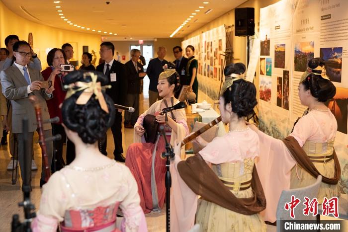 當(dāng)?shù)貢r(shí)間5月19日，中國常駐聯(lián)合國代表團(tuán)、中國文化和旅游部、泉州市人民政府在紐約聯(lián)合國總部聯(lián)合舉辦“茶和天下·雅集”主題展覽和招待會(huì)。圖為展覽現(xiàn)場(chǎng)泉州南音表演。 <a target='_blank' href='/' _fcksavedurl='/'><p  align=