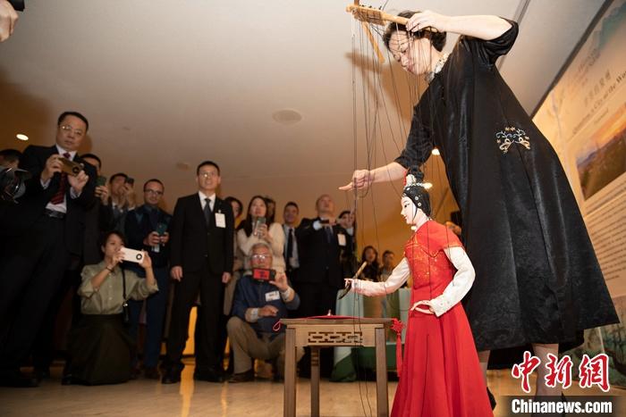 當(dāng)?shù)貢r(shí)間5月19日，中國常駐聯(lián)合國代表團(tuán)、中國文化和旅游部、泉州市人民政府在紐約聯(lián)合國總部聯(lián)合舉辦“茶和天下·雅集”主題展覽和招待會(huì)。圖為展覽表演泉州提線木偶寫書法。 <a target='_blank' href='/' _fcksavedurl='/'><p  align=