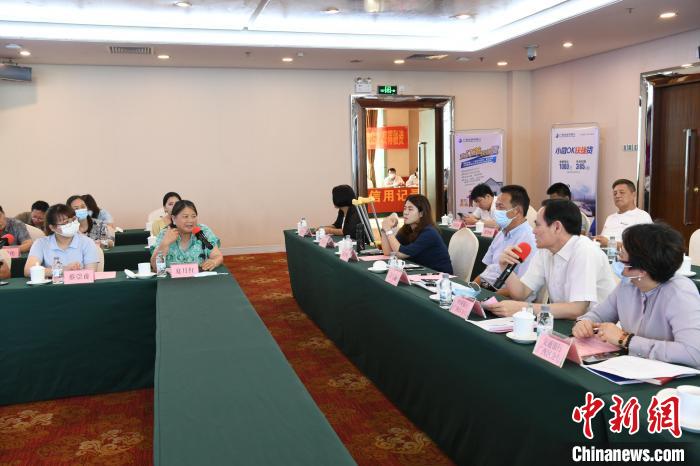 圖為中國銀行廣西分行代表在回應(yīng)桂林歸義生態(tài)農(nóng)業(yè)有限公司總經(jīng)理夏月紅的貸款需求?！∈Y雪林 攝