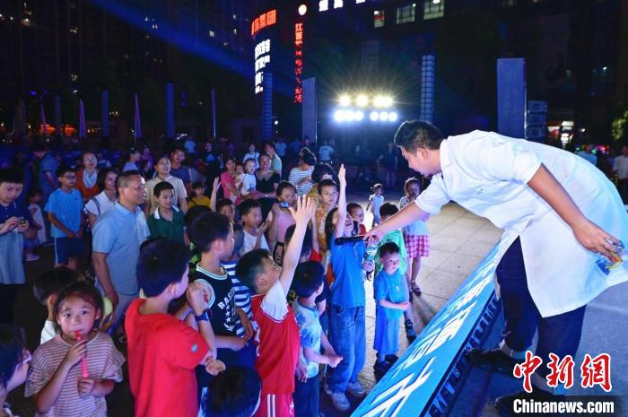 2023年鷹潭市“好奇心”科普節(jié)吸引了不少孩子踴躍參與?！≈鬓k方 供圖