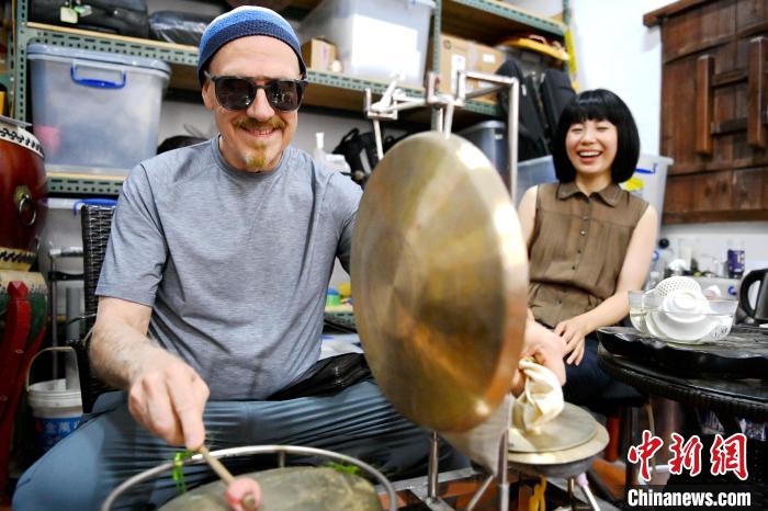 代表團(tuán)成員在漳州木偶表演館開展文化藝術(shù)交流活動。　張金川 攝