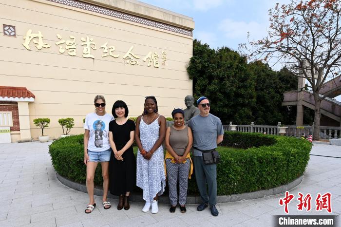 代表團(tuán)成員參訪林語堂紀(jì)念館?！埥鸫?攝