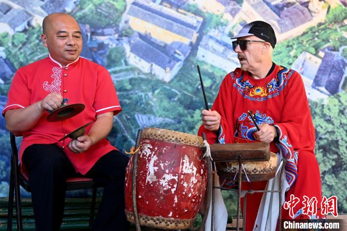 代表團(tuán)成員在漳州市南靖縣與當(dāng)?shù)孛耖g樂隊(duì)臨時(shí)組隊(duì)?！埥鸫?攝