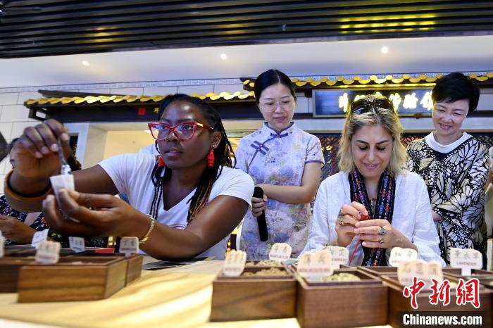 代表團(tuán)成員在片仔癀博物館內(nèi)制作中藥配方香囊?！埥鸫?攝