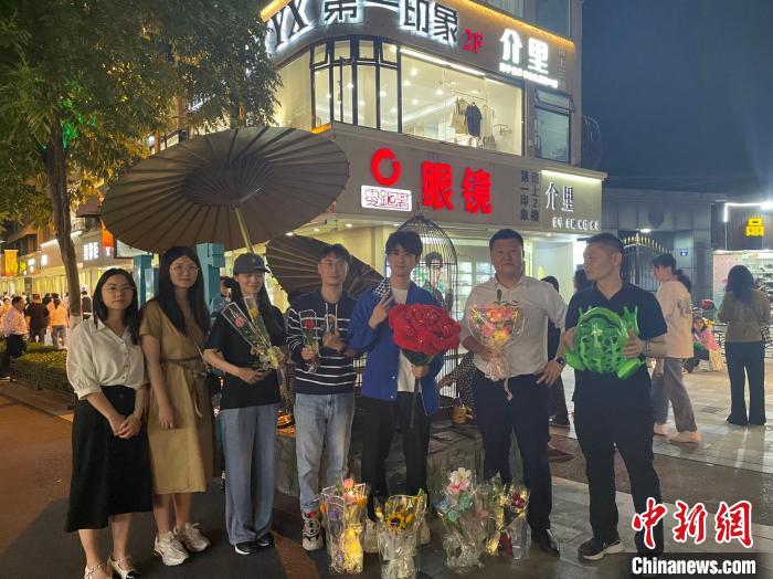 在東陽(yáng)橫店，宣講團(tuán)導(dǎo)師、成員與橫店演員(右三)合影。　 東陽(yáng)市融媒體中心 供圖