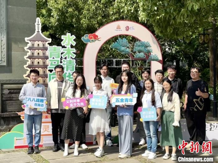 宣講團(tuán)成員在永康市合影。　呂鈺寧 攝