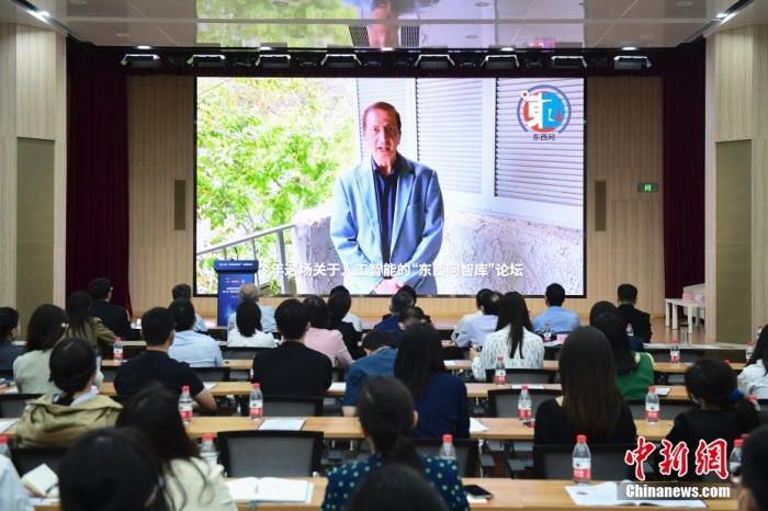 5月30日，<a target='_blank' href='/'>中新社</a>第二屆“東西問(wèn)智庫(kù)”主題論壇在北京舉行，多位中外專家圍繞“AI革命與文明進(jìn)化”展開(kāi)討論。圖為美國(guó)加州理工學(xué)院電氣工程和計(jì)算機(jī)科學(xué)教授、人工智能專家亞瑟·阿布-穆斯塔法通過(guò)視頻在論壇上作主旨演講。<a target='_blank' href='/'>中新社</a>記者 田雨昊 攝