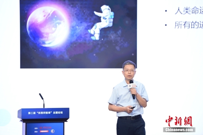 5月30日，<a target='_blank' href='/'>中新社</a>第二屆“東西問(wèn)智庫(kù)”主題論壇在北京舉行，多位中外專家圍繞“AI革命與文明進(jìn)化”展開(kāi)討論。圖為北京大學(xué)新聞與傳播學(xué)院教授胡泳在論壇上作主旨演講。<a target='_blank' href='/'>中新社</a>記者 田雨昊 攝