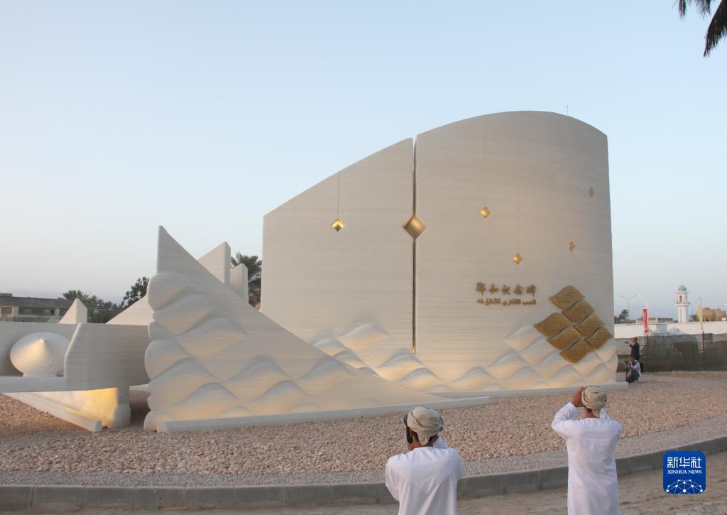 這是5月30日在阿曼第二大城市塞拉萊拍攝的鄭和碑。新華社記者 汪強(qiáng) 攝