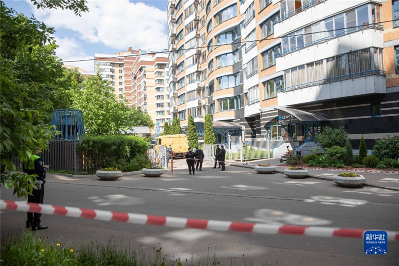 5月30日，警察在俄羅斯首都莫斯科的樓房遭襲現(xiàn)場警戒。新華社記者白雪騏攝