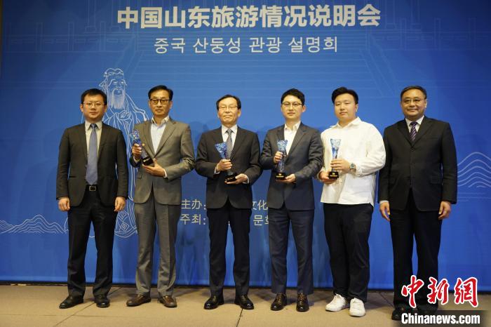 為“好客山東”旅游大使授牌?！⑿?攝
