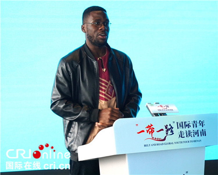 國際青年代表奕曉龍發(fā)言。賈親親 攝