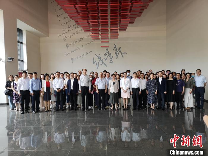 上海僑界人士參觀上海交通大學(xué)錢學(xué)森圖書館?！》队畋?攝