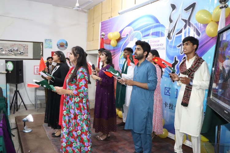 “漢語橋”世界大學(xué)生中文比賽卡拉奇賽區(qū)決賽現(xiàn)場，參賽選手共同演唱中文歌曲?？ɡ娲髮W(xué)孔子學(xué)院供圖