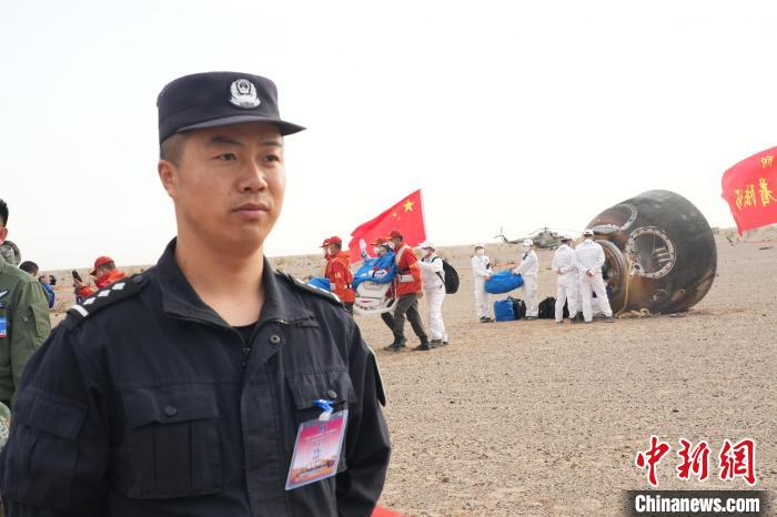 圖為阿拉善邊境管理支隊民警在著陸場開展安保工作。　張杰 攝