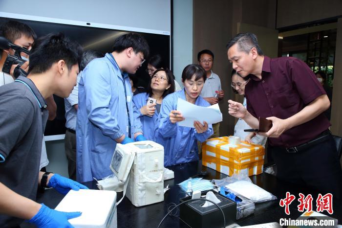 科研人員清點、查看隨神舟十五號返回地面的空間科學(xué)實驗樣品。　中科院空間應(yīng)用中心 供圖