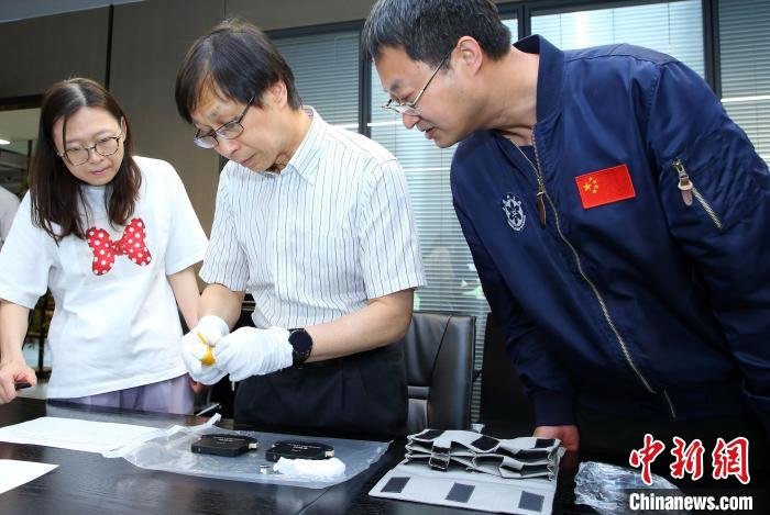 科研人員查看隨神舟十五號返回地面的空間科學(xué)實驗樣品?！≈锌圃嚎臻g應(yīng)用中心 供圖