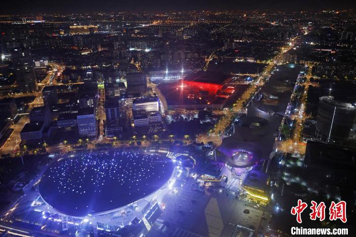 6月3日晚，鳥瞰上海黃浦江兩岸城市夜景?！∫罅⑶?攝