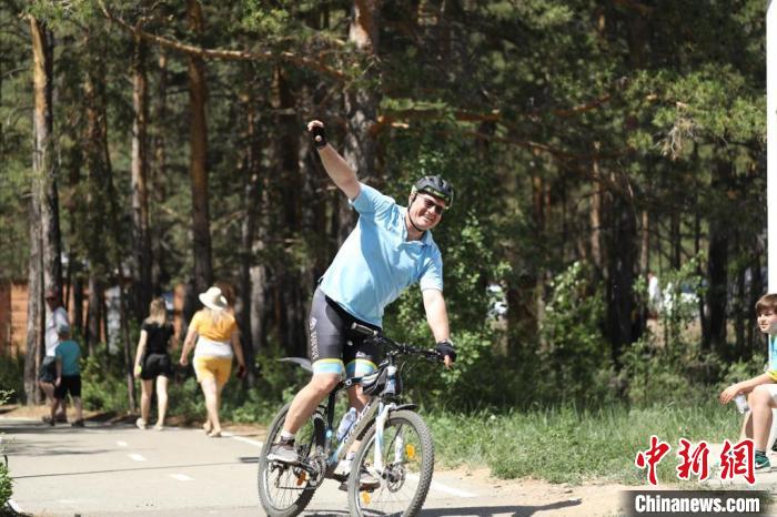 當(dāng)?shù)貢r間4日，哈外交部副部長羅曼·瓦西連科在騎行活動中?！喰琶貢幑﹫D