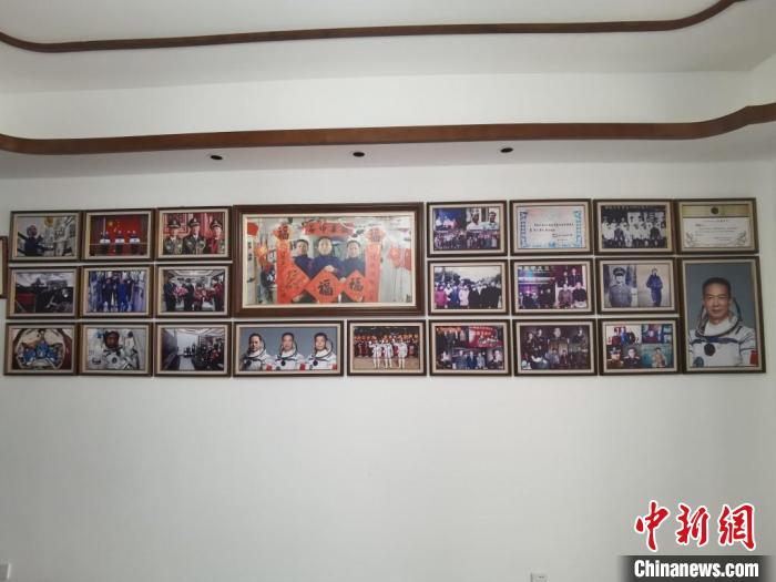 家中的照片墻上，新增了費(fèi)俊龍此次飛天的照片?！＄娚?攝
