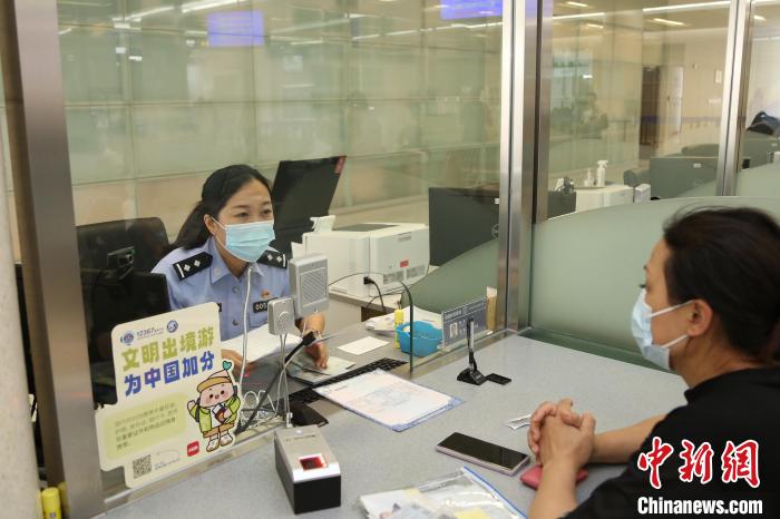 2023年1月9日至5月31日，上海市公安出入境管理部門共受理中國公民出入境證件228.5萬證次?！∩虾Ｊ泄簿止﹫D