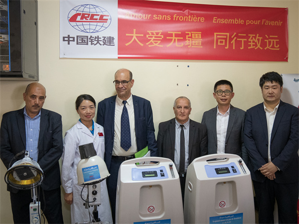 中國鐵建阿爾及利亞公司向當(dāng)?shù)蒯t(yī)院捐贈(zèng)醫(yī)療物資。鐵建國際供圖