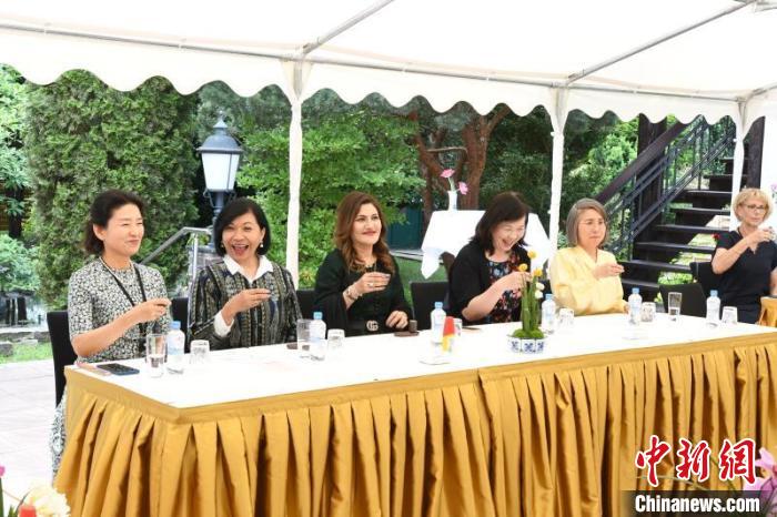 圖為嘉賓品味烏龍茶?！“亓种袊幕行墓﹫D。