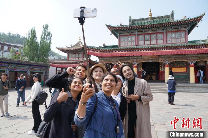 圖為外國(guó)記者在塔爾寺合影?！●R銘言 攝