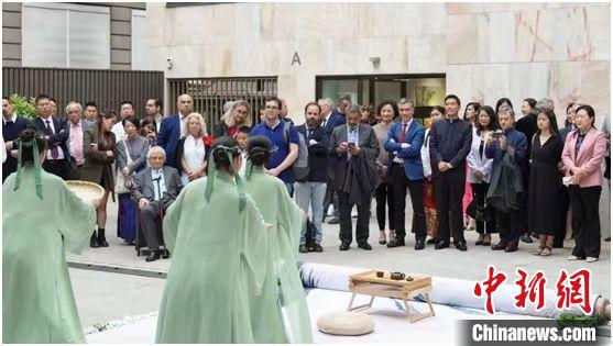 嘉賓觀看茶舞表演?！⌒抨柺形麄鞑抗﹫D