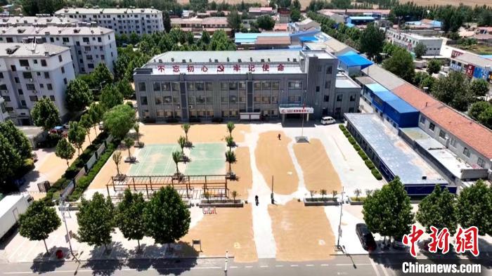 德州陵城區(qū)開(kāi)放1297處鎮(zhèn)村公共場(chǎng)地，緩解農(nóng)民曬糧難題。　陵城區(qū)委宣傳部供圖