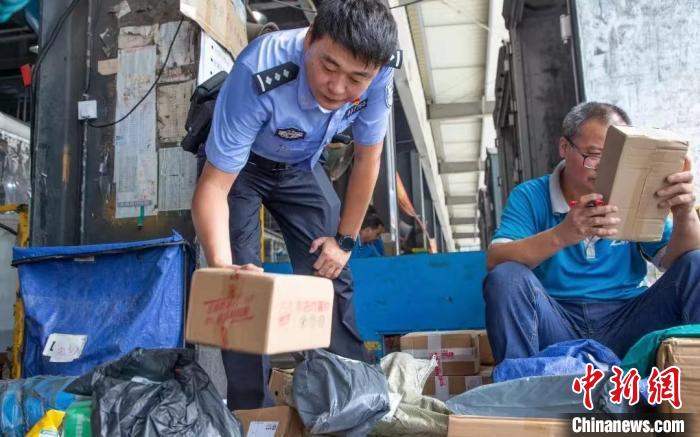 肥東縣公安局針對(duì)劇毒化學(xué)品和易制爆危險(xiǎn)化學(xué)品生產(chǎn)企業(yè)開展安全檢查工作?！『戏示焦﹫D