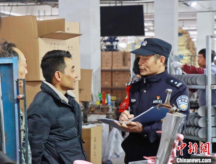 3月30日，大興派出所民警來到轄區(qū)中小企業(yè)，開展“為民為企為項(xiàng)目”走訪活動(dòng)。　合肥警方供圖