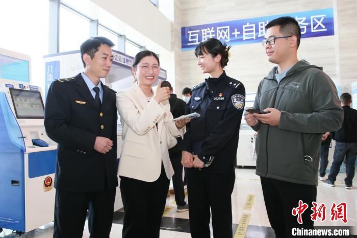 4月10日，安徽合肥，一家運(yùn)輸企業(yè)負(fù)責(zé)人在工作人員的指導(dǎo)下，使用小程序辦理車管業(yè)務(wù)。　合肥警方供圖