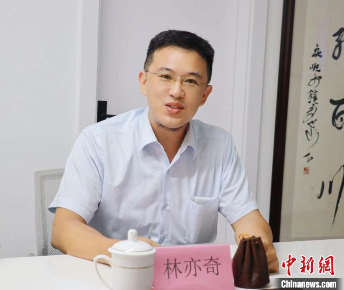 臺(tái)灣創(chuàng)新聯(lián)合建筑協(xié)會(huì)理事長(zhǎng)林亦奇講述設(shè)立驛站愿景?！窃式?攝