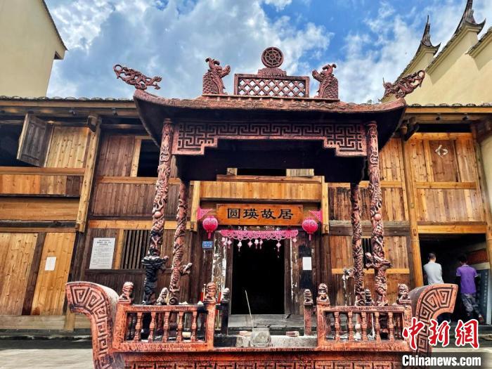 臺(tái)灣上趣開新團(tuán)隊(duì)入駐古田縣平湖鎮(zhèn)端上村，以“圓瑛法師故里”為主題打造愛國(guó)禪意村?！吻汕?攝