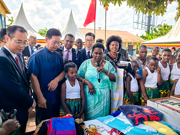中國(guó)駐烏干達(dá)大使張利忠（右二）出席活動(dòng)。 田雨攝