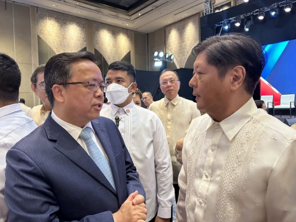 黃溪連大使與菲律賓總統(tǒng)馬科斯在會場上交談。中國駐菲律賓大使館供圖