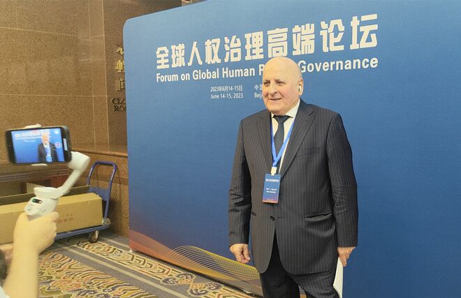 聯(lián)合國經(jīng)濟(jì)、社會(huì)及文化權(quán)利委員會(huì)副主席兼報(bào)告員、莫斯科國際關(guān)系學(xué)院國際法系主任阿斯蘭·阿巴希澤接受人民網(wǎng)記者采訪。圖片來源：視頻截圖