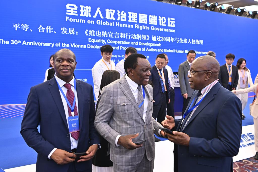 6月14日，與會(huì)者在論壇現(xiàn)場(chǎng)交流。新華社記者 李鑫 攝