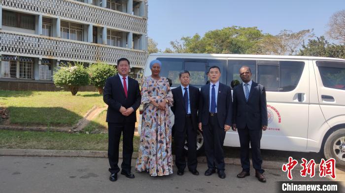 捐贈儀式現(xiàn)場?！∈茉L者供圖