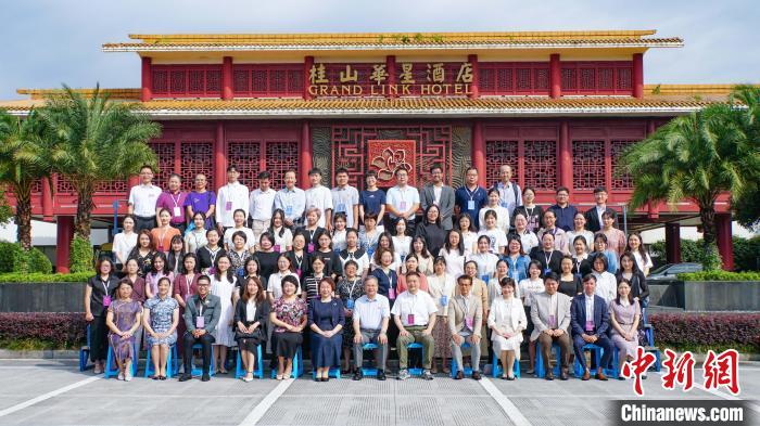 與會嘉賓合影留念。　羅詩慶 攝