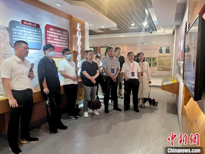 與會(huì)人員在后陳村走訪?！《做?攝