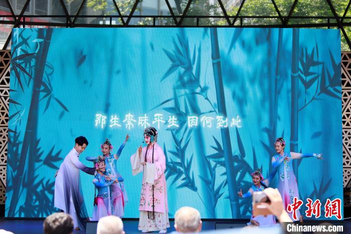 開幕式上舞臺展演之一《水舞昆韻》。